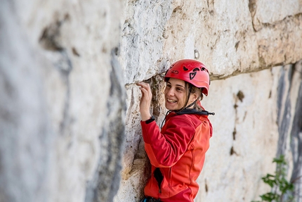 Giallomania (Monte Spitz, Val Gadena, Valsugana) - Angela Carraro climbing Giallomania