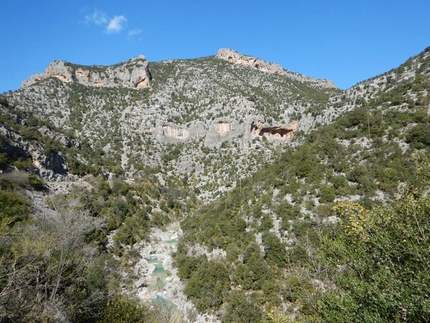 Gerovraxo, Leonidio, Greece, Simon Montmory - Gerovraxo is the last crag at the top, above the cave of La maison des chevres