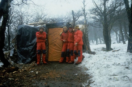 Cerro Torre, Patagonia - Paolo Caruso, Maurizio Giarolli, Andrea Sarchi ed Ermanno Salvaterra, luglio 1985, Cerro Torre, Patagonia. Durante la prima invernale del Cerro Torre, effettuata dal 3 al 8 luglio 1985