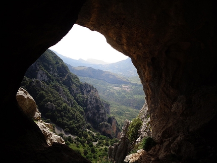 Parco delle Madonie, Sicilia - La grande grotta panoramica durante la discesa su Vallone Trigna
