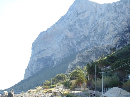 Monte Gallo, Sicilia - Durante l'apertura della via Piccolo grande uomo (Fabio Failla, Angelo la Rosa 15-17/06/2015)