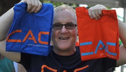 John Ellison Climbers against Cancer - John Ellison con i suoi T-shirt Climbers against Cancer