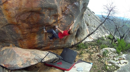 Nalle Hukkataival - Nalle Hukkataival attempting a king line boulder problem in the Grampians, Australia