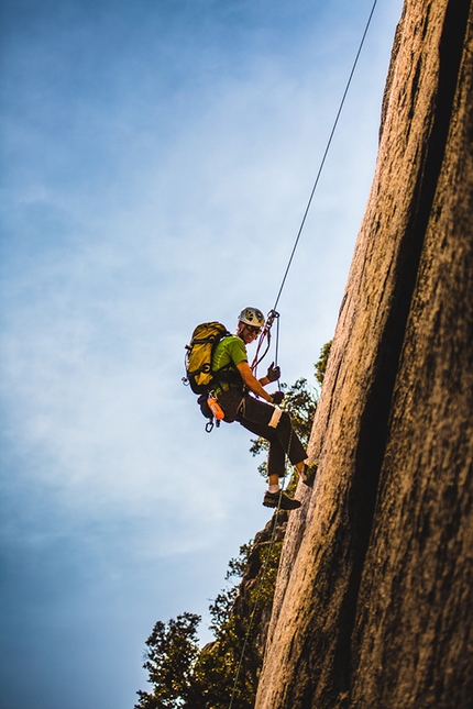 Hans Florine, The Nose, El Capitan, Yosemite, USA - Hans Florine scende per le corde fisse su The Nose, El Capitan, Yosemite, USA