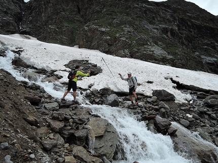Ueli Steck, #82summits - Ueli Steck e le 82 quattromila delle Alpi: durante l'avvicinamento alla Schreckhornhütte