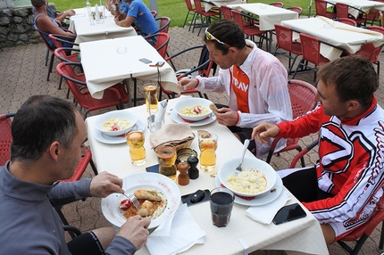 Ueli Steck, #82summits - Ueli Steck e le 82 quattromila delle Alpi: pranzo durante lo spostamento in bici