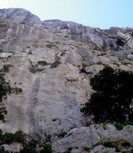 Heroes, Pizzo Campana, Sicily, Massimo Flaccavento, Giorgio Iurato - Massimo Flaccavento establishing pitch 3 of Heroes (6b+, 186m, Giuseppe Barbagallo, Massimo Flaccavento, Giorgio Iurato) Pizzo Campana (Rocca Busambra)