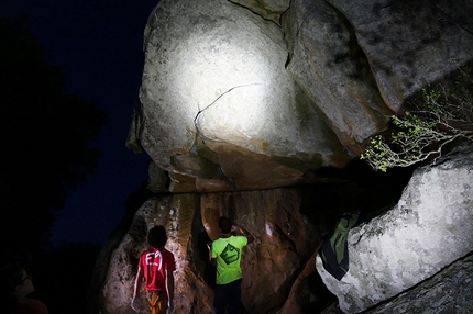 Gabriele Moroni, Bosco di Luogosanto, Sardegna - Gabriele Moroni, bouldering night session su Patagarroso a Bosco di Luogosanto, il primo boulder di 8B in Sardegna
