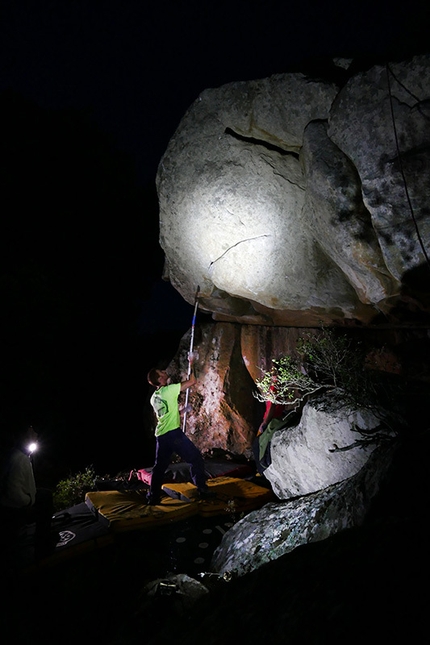 Gabriele Moroni, Bosco di Luogosanto, Sardinia - Gabriele Moroni bouldering night session on Patagarroso at Bosco di Luogosanto, the first 8B boulder problem in Sardinia