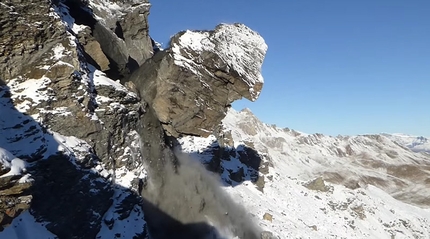 Massive rockfall from Rocher du Mel de la Niva in Switzerland