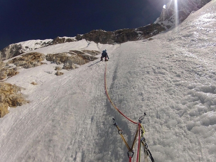 Alpinisti Russi salgono l'inviolata cima Thulagi Chuli in Nepal