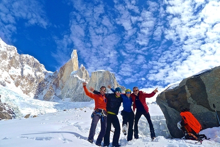 Cerro Adela Norte, Patagonia - Dani Ascaso, Lise Billon, Santiago Padros e Jérôme Sullivan durante la prima salita di Balas y Chocolate (900m, ED+), Cerro Adela Norte, Patagonia