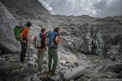 Bhagirathi IV - parete Ovest - spedizione Ragni di Lecco - Matteo Della Bordella, Luca Schiera e Matteo De Zaiacomo guardano le sorgenti del Gange