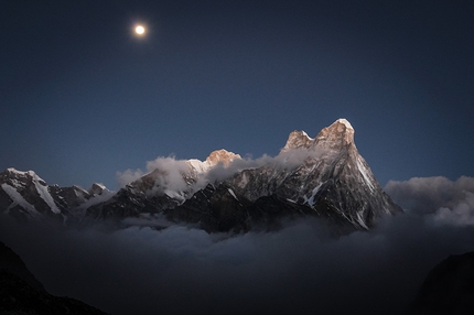 Bhagirathi IV - parete Ovest - spedizione Ragni di Lecco - Lo Shivling di notte visto dal campo avanzato