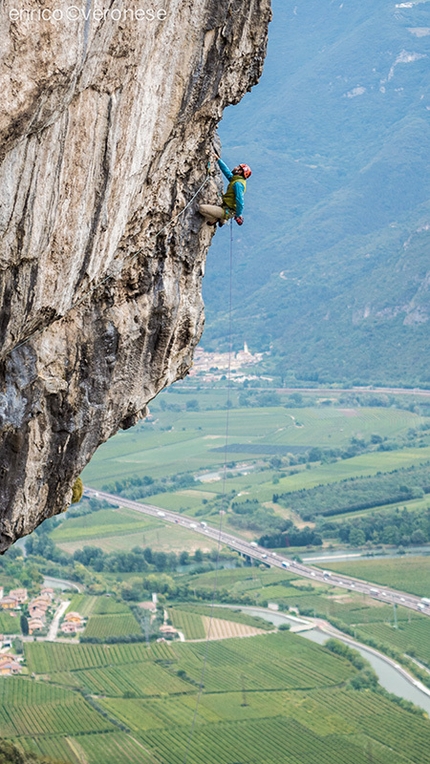 Monte Cimo, Nicola Tondini - Nicola Tondini sul secondo tiro di The Edge (7b) assicurato da Luca Montanari. © Enrico Veronese