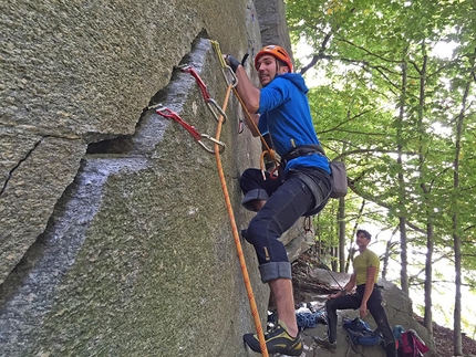 Cadarese trad crack climbing - Cadarese trad climbing: learning how to fist jamming on 'Io non parlo inglese'