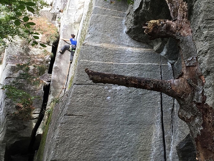 Cadarese trad crack climbing - Cadarese trad climbing: Alessandra Ercoli climbing Scarpedatennis