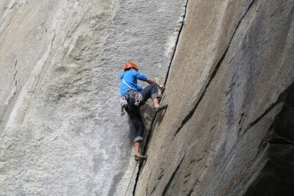 Cadarese trad crack climbing - Cadarese trad climbing: the layback of Sceriffo di Cadda