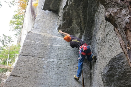 Cadarese trad crack climbing - Cadarese trad climbing: Maurizio Oviglia climbing Un pomeriggio da Leoni