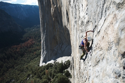Yosemite, El Capitan, Jacopo Larcher, Barbara Zangerl - Barbara Zangerl sul quarto tiro, chiamato The Missing Link e gradato 5.13a, della via El Nino su El Capitan in Yosemite (5.13c, 800m, Alexander Huber, Thomas Huber, 1998)