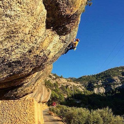 Alexander Megos - Alexander Megos climbing Demencia Senil 9a+ at Margalef in Spain