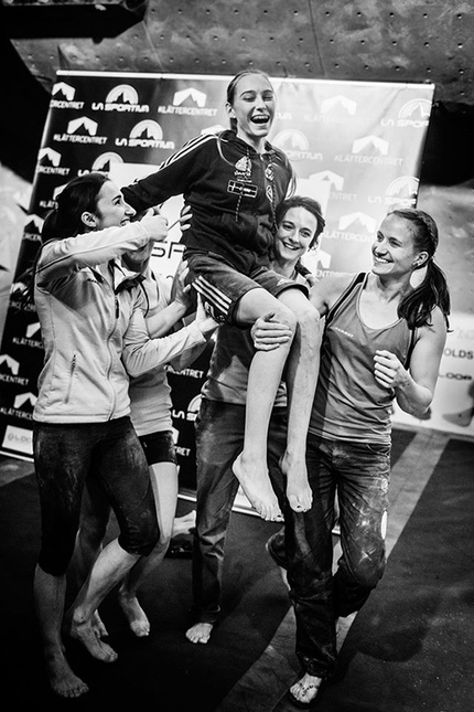 La Sportiva Legends Only 2015 - La Sportiva Legends Only 2015: la 16enne slovena Janja Garnbret viene festeggiata da Juliane Wurm, Shauna Coxsey, Melissa Le Neve e Anna Stöhr.