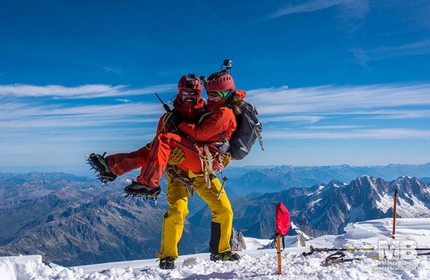 Monte Bianco Sfida Verticale - Monte Bianco Sfida Verticale: Gianluca Zambrotta in cima al Monte Bianco con la sua guida alpina Giovanna Mongilardi.