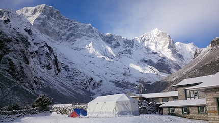 Khumbu Trekking Peaks, Nepal, Rudy Buccella - Trekking Peaks del Khumbu, Nepal: Lodge di Thame con le tende donate dalla Germania per i primi soccorsi durante il terremoto