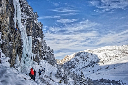 Ice Climbing Ecrins - Dal 14 - 17 gennaio 2016 ad Argentière - La Bessée va in scena la 26° edizione dell'Ice Climbing Ecrins, il classico raduno internazionale di arrampicata su ghiaccio.