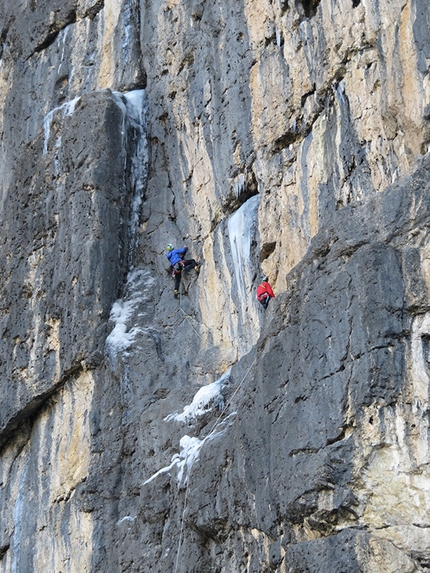 Mur del Pisciadu, Sella, Dolomiti - Manuel Baumgartner e Martin Baumgärtner il 30/12/2015 durante la probabile prima salita del Mur del Pisciadù Eisfall (V+/M6/WI6), Sella, Dolomiti.