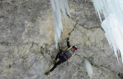 Kurt Astner, Valle di Landro, Dolomiti - Kurt Astner in dry tooling su Fly in the Wind, Valle di Landro - Alto Adige
