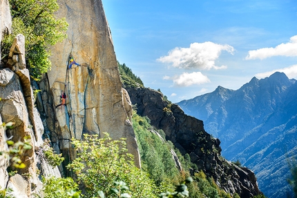 Valle dell'Orco, Rolando Larcher climbs new granite on Torre di Aimonin