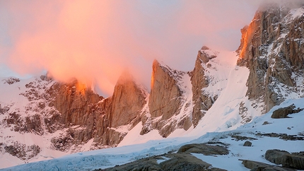 Colmillo Sur, Patagonia - Da sinistra Punta de Amicis, Colmillo Sur, Central, Norte, Aguja Volonqui