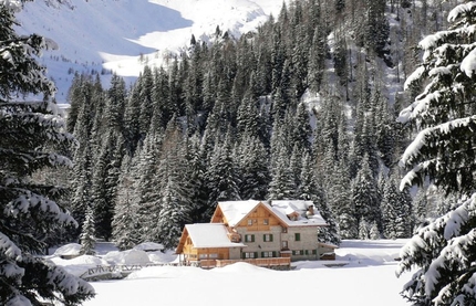 Rifugi in Trentino d'inverno - Rifugio Lago di Nambino, Gruppo Presanella, Madonna di Campiglio