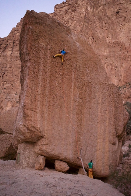 Oman sport climbing Arnaud Petit, Read Macadam, Alex Ruscior - Read Macadam climbing The Mirror 8a+, Valley of Giants, Oman