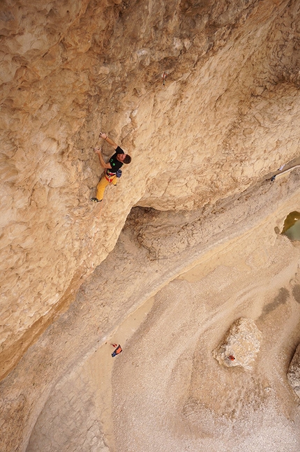 Oman sport climbing Arnaud Petit, Read Macadam, Alex Ruscior - Alex Ruscior climbing Honey Bani, 7c at Wadi Bani Khalid, Oman