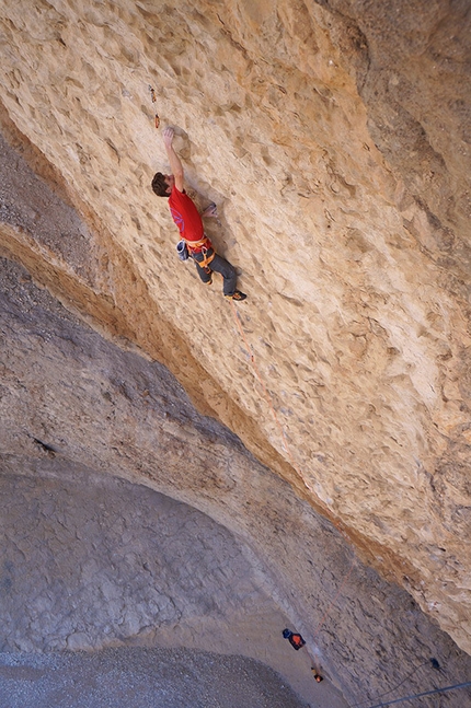Oman sport climbing Arnaud Petit, Read Macadam, Alex Ruscior - Read Macadam climbing The flow 7b+ at Wadi Bani Khalid, Oman