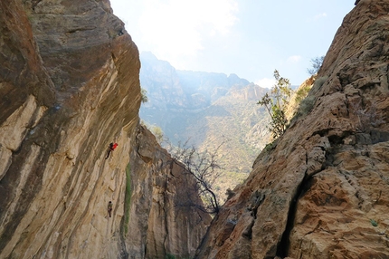 Oman arrampicata sportiva Arnaud Petit, Read Macadam, Alex Ruscior - Sulla via Psychology positive 8b a Hadash, Oman