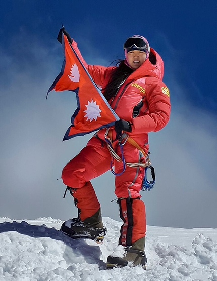 Pasang Lhamu Sherpa Akita voted People's Choice Adventurer of the Year 2016