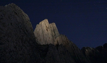 Pico Pirineos, Monterrey, Messico, Rolando Larcher, Maurizio Oviglia, Luca Giupponi - Il Pico Pirineos illuminato dalla luna.