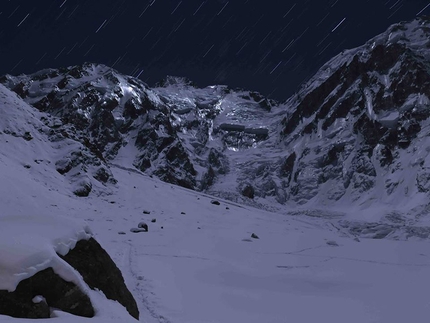 Nanga Parbat in winter, Simone Moro, Alex Txikon, Ali Sadpara, Tamara Lunger - Nanga Parbat in winter, the naked mountain at night in 2016
