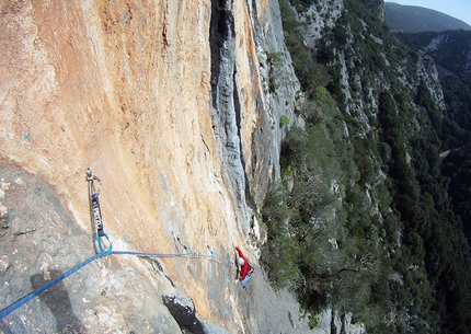 Punta Pilocca, arrampicata in Sardegna - Punta Pilocca: Daniele Turco durante la prima libera di Amor de mi vida, qui sulla seconda lunghezza