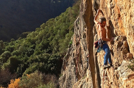 Samugheo, arrampicata in Sardegna - Simone Carcangiu nel settore Araxixi
