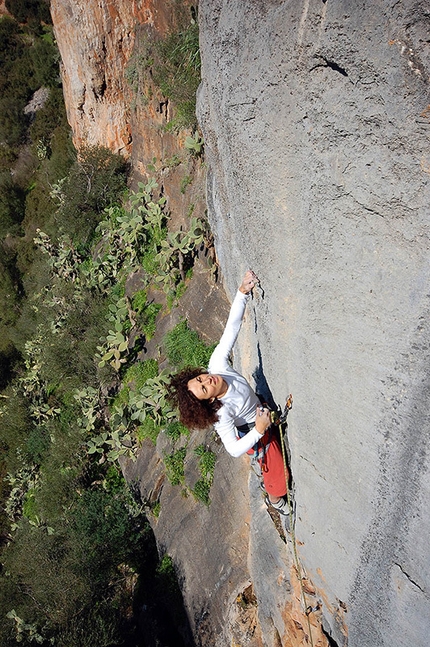 Samugheo, arrampicata in Sardegna - Cecilia Marchi sui muri grigi del settore Terrazza