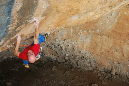 Iker Pou - Iker Pou making the first ascent of Cleteropa Original 9a on Mallorca, Spain