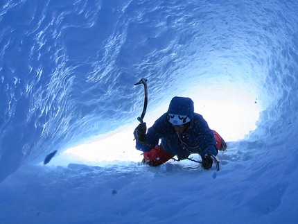 Alpinismo: Cerro Torre, Patagonia - Francesco Salvaterra nel tubo che porta alla base del fungo finale del Cerro Torre in Patagonia