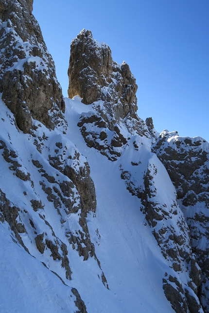Sci estremo, Hermann Comploj, Spallone del Sassolungo, Dolomiti - Hermann Comploj il 20/03/2016 durante la prima discesa con gli sci del versante sudovest dallo Spallone del Sassolungo 3081m in Dolomiti.