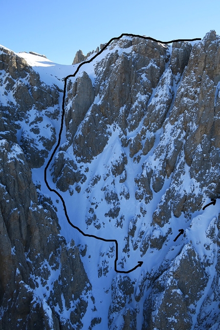 Sci estremo, Hermann Comploj, Spallone del Sassolungo, Dolomiti - La linea scelta da Hermann Comploj il 20/03/2016 per la prima discesa con gli sci del versante sudovest dallo Spallone del Sassolungo 3081m in Dolomiti.