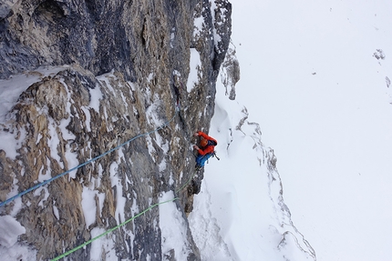 Mixed climbing: Val Lasties, Dolomite, Aaron Moroder, Alex Walpoth - During the first ascent of Frëit dl mond (120m, M7, VI+, Aaron Moroder, Alex Walpoth 16/02/2016) Val Lasties, Dolomites