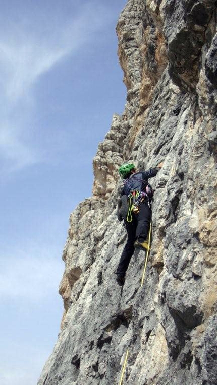 Dolomiti Legends - Omar Oprandi sul 2° tiro del CASTELLETTO DI MEZZO PARETE S. Via Detassis - V° 200m